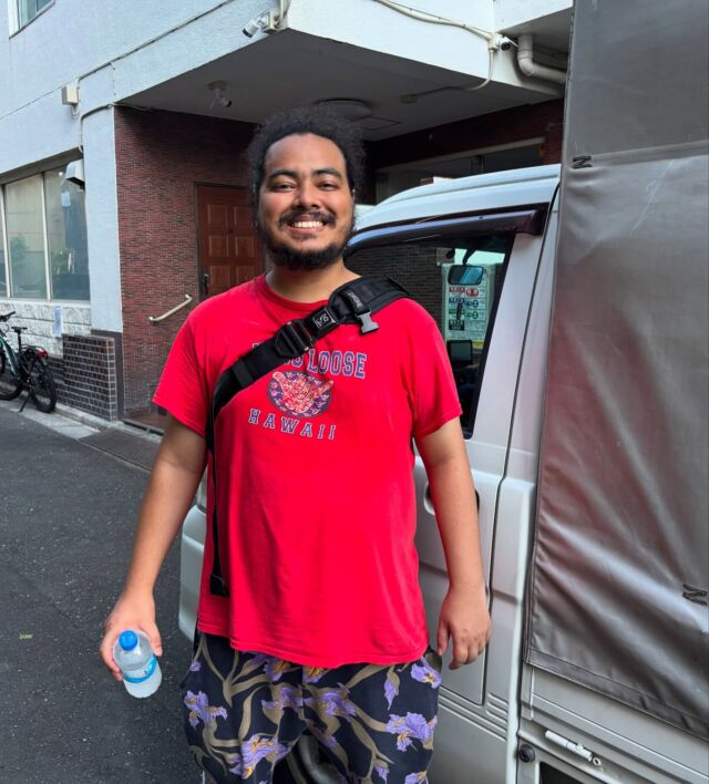 Even under the hot and humid Japanese summer, and having to carry things 5 floors up, Atsushi-san always smiled and kept a very happy vibe while working very hard. The best moving service.

#customerreviews 
#apartmentremoval #englishspeakingmovers #furnituredelivery
#tokyosayonarasale 
#movingcompany